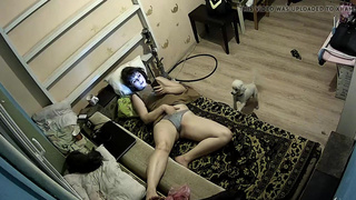 Горячая милфа мастурбирует на кровати перед скрытой камерой