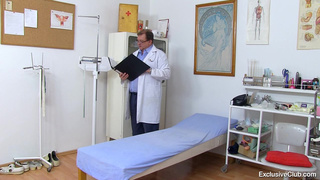 Русская студентка впервые у гинеколога
