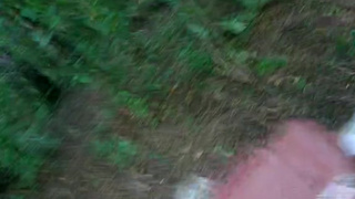 Русская блондинка делает минет своему парню в лесу