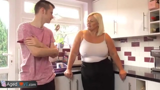Молоденькой человек потрахается со взрослой блондинкой на кухне
