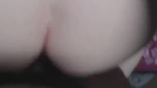 Пухлую милфу спаривает огромный черный член в любительском видео