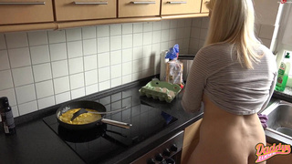 Секс на кухне с немецкой хозяйкой и её мужем
