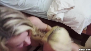 Реальное домашнее секс видео на кровати с двумя красавицами