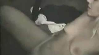 Межрасовый гэнгбэнг для возбужденной жены в ретро видео