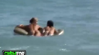 Обнаженные девушки отдыхают на летнем пляже