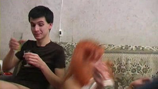 Пьяная сука соблазняет русского мальчика в доме