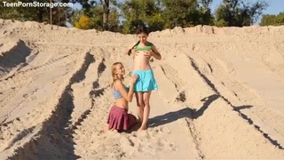 Две лесбияночки показывают свои сексуальные умения на песчаном пляже