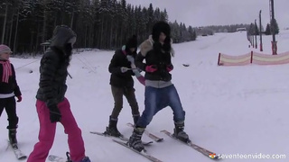 Голые девушки бегают на снегу в Альпах