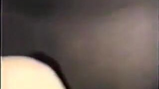 Жена с большой задницей наслаждается черным хуем в любительском видео