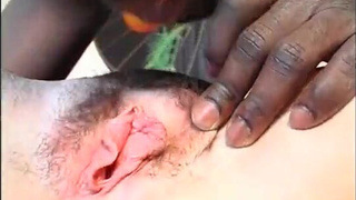 Короткошерстная домохозяйка трахает черного ебаря в анальном видео