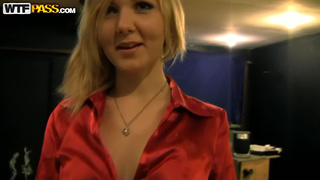 Пикаперы выебали русскую блондинку в съемном помещении для танцев