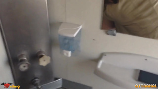 Отсос в туалете поезда от зрелой русской хуесоски
