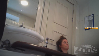 Малышка мастурбирует в туалете на работе. Подглядывание