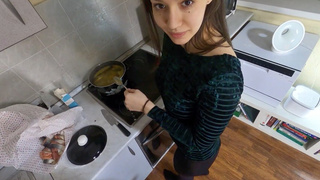 Русский секс на кухне с юной женой в порно с разговорами