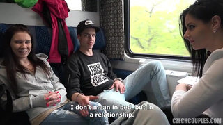 Две пары чешских свингеров замутили групповой секс прямо в поезде