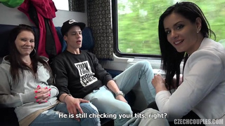 Две пары чешских свингеров замутили групповой секс прямо в поезде