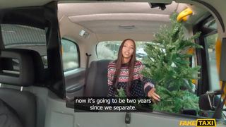 Повезло таксисту, трахнул азиатку Lia Lin на Рождество