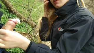 Настоящий минетик на природе с простой русской девкой снятый на телефон