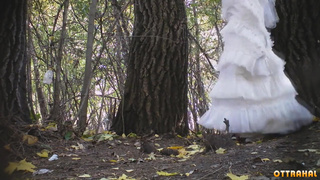 Невеста и ее подруги писают за деревьями