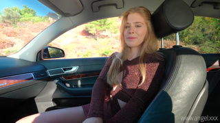 18-летняя девка дает водителю совать пальцы в жопу вместо оплаты
