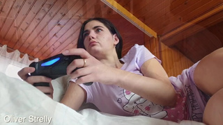 Парень трахает сводную сестру-геймершу, пока она увлечена игрой
