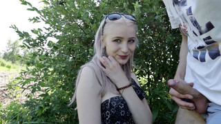 Русская девка отсосала парню и дала кончить в ротик после концерта