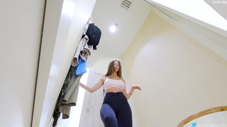 Русская девушка мастурбирует киску в примерочной на скрытую камеру