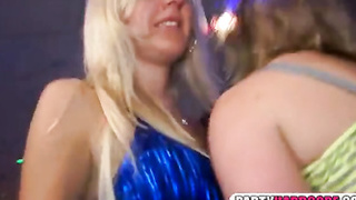 Пьяные русские проститутки в ночном клубе замутили бесшабашную оргию