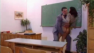 Учительница занимается сексом с учеником