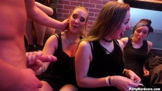 Девушки на секс вечеринке развлекаются со стриптизерами
