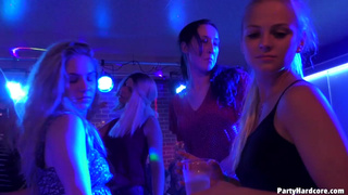 Развратные девки трахаются на вечеринке с неграми