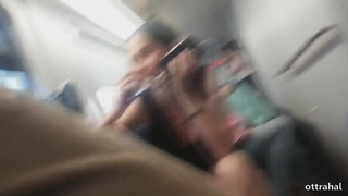 В поезде мужичек скрыто снимал под юбкой у красотки