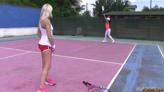 Любительницы тенниса раздеваются на корте для сексуальных утех