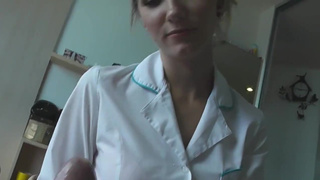 Девушка в униформе медсестры устроила парню классную дрочку члена