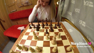Проиграла в шахматы и сосет член пассажира в купе - русское порно