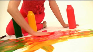 Молодая художница развлекается с красками