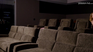 Секс в кинотеатре с рыжей милой сучкой на кресле