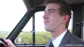 Таксист выебал очко невесты перед свадьбой в автомобиле