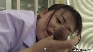 Японская медсестра дрочит пациенту и сосет, чтобы тот скорее кончил
