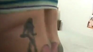 Татуированная рыжая пухлая сучка получает большой черный член в любительском видео