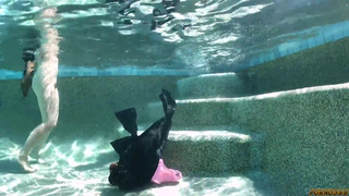 Негр здоровым черным членом дрючит в очко у бассейна худенькую азиатку