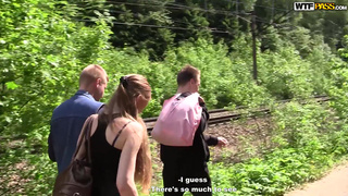 Русская девушка занимается сексом втроем с пикаперами в лесу