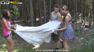 Молодые телки сняли русского парня для секса на лесной поляне