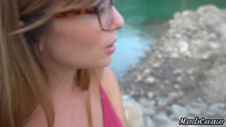 Красивая девица в очках делает парню глубокий минет на берегу озера
