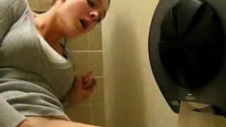 Девушка в туалете мастурбирует