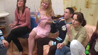 Пьяная студенческая оргия на русской хате