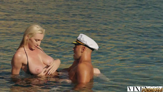 Секс на пляже с раскрепощенной блондинкой