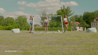 Три девчонки сосут хуй на футбольном поле