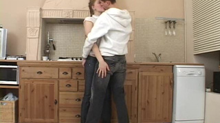 Влюбленная пара подарила себе горячий секс на кухне