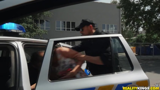 Полицейский трахает на капоте машины молодую хулиганку